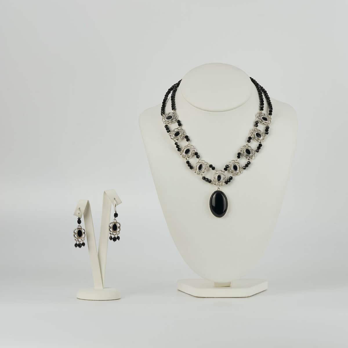 conjunto de diseño modelo Raíña, joyería de diseño en plata con esmalte al fuego y onix, joyas siliva.