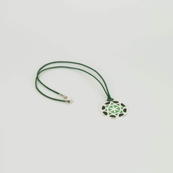 Colgante de diseño modelo Mandala, joyería de diseño en plata con esmalte al fuego, verdes, Joyas Siliva