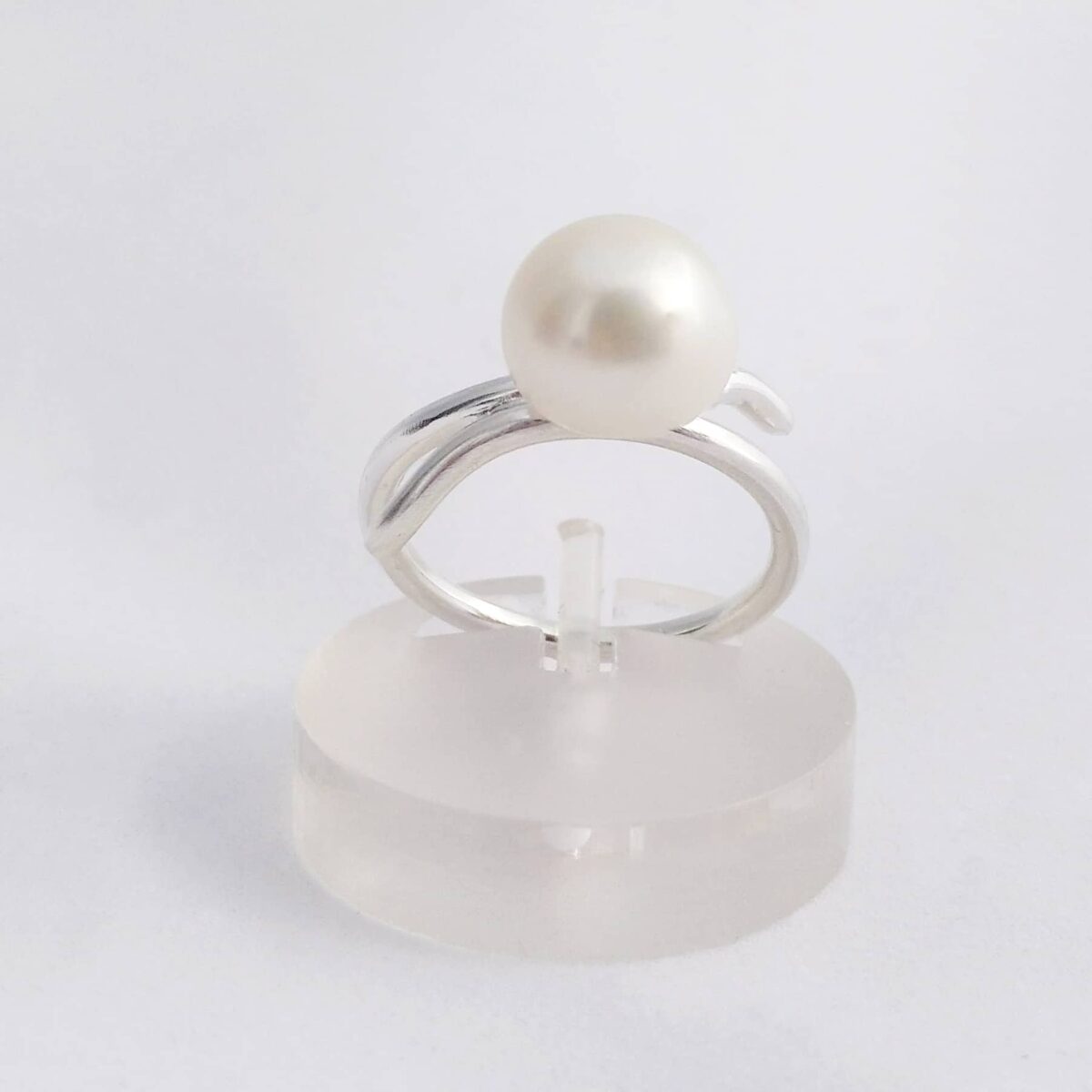 Anillo de plata con perla natural. Joyas de diseño Siliva.