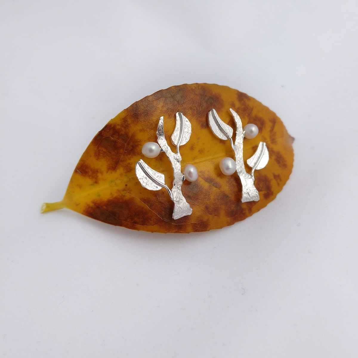 Pendientes de hojas de plata con perlas naturales. Joyas Siliva.