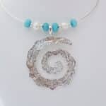 Colgante espiral de plata artesanal con ágata azul turquesa y perlas. Joyas Siliva.