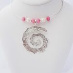 Colgante espiral de plata artesanal con ágata rosa y perlas. Joyas Siliva.
