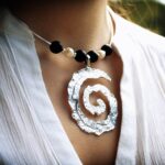 Colgante espiral de plata artesanal con ágata negra mate y perlas. Joyas Siliva.