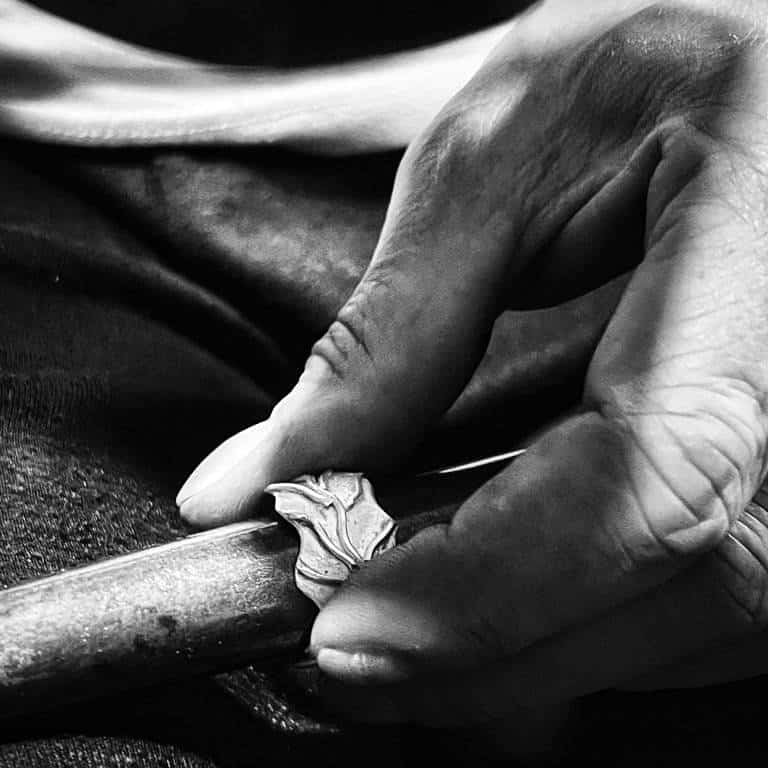 anillo de plata de la colección Carballo, trabajando en el taller.