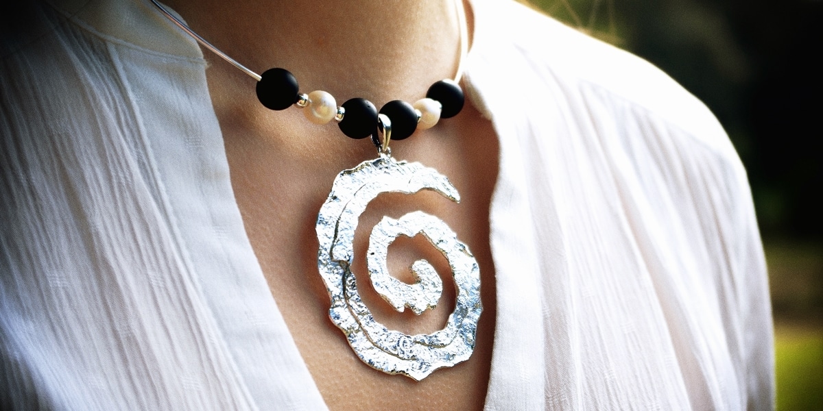 colgante espiral de plata realizado a mano con piedra agata negra mate y perla cultivada. Joyas Siliva - Joyas S I L I V A