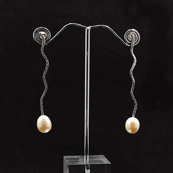 Pendientes de perla cultivada, realizados a mano en plata de ley. Modelo Serpe. Siliva.